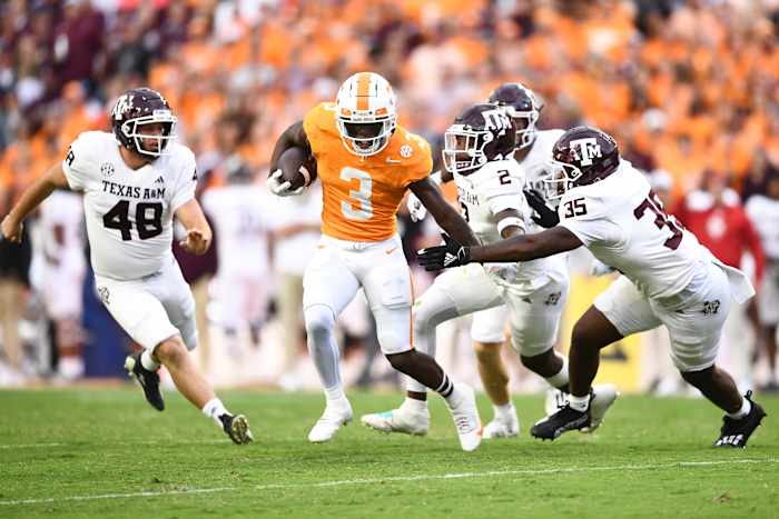Tennessee Volunteers defensive back Dee Williams (No. 3) evades a swarm of Texas A&M defenders for a punt return touchdown at Neyland Stadium